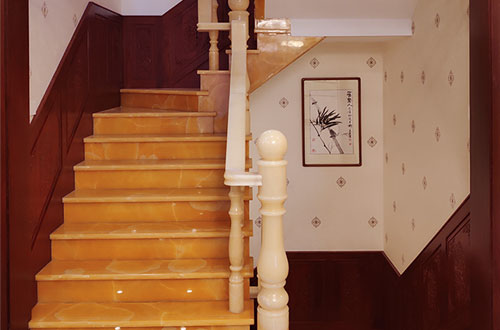 阿合奇中式别墅室内汉白玉石楼梯的定制安装装饰效果